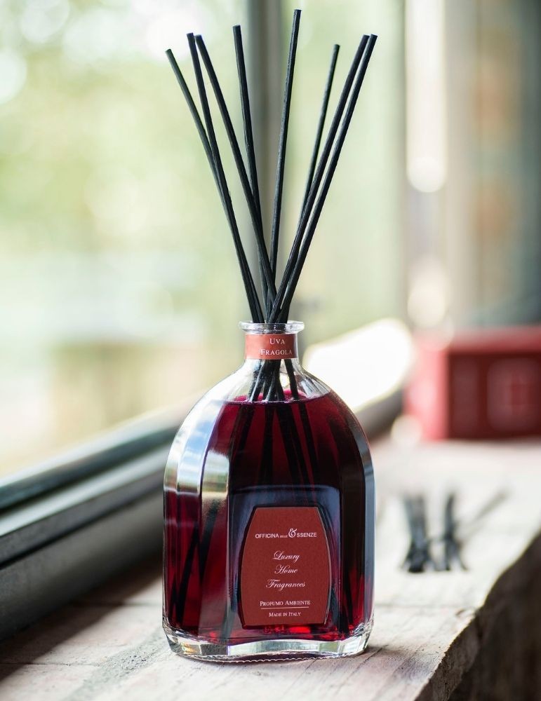 OFFICINA DELLE ESSENZE rinkinys „Uva Fragola“ ( namų kvapas su lazd. 250 ml. + puršk. 100 ml.)